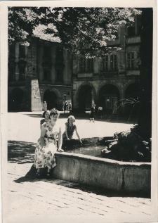 [Jelenia Góra - Plac Ratuszowy - fontanna] [Dokument ikonograficzny]