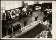 [Jelenia Góra - wystawa prac uczniów w auli LO] (fot. 1) [Dokument ikonograficzny]