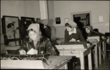 [Telefonistki : Technikum i Zasadnicza Szkoła Łączności w Jeleniej Górze] (fot. 2) [Dokument ikonograficzny]