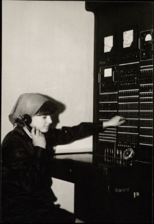 [Telefonistki : Technikum i Zasadnicza Szkoła Łączności w Jeleniej G&oacute;rze] (fot. 7) [Dokument ikonograficzny]