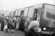 Jelenia Góra - ulica Podwale : przystanek autobusowy [Dokument ikonograficzny]