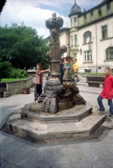 [Jelenia Góra (Cieplice) - rzeźba Ptaki] [Dokument ikonograficzny]