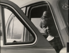 [Dziewczynka i samochód] [Dokument ikonograficzny]