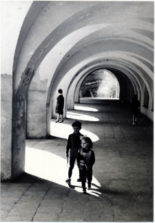 Plac Ratuszowy : podcienie [Dokument ikonograficzny]