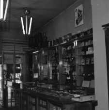 [Sklep fotograficzny w Jeleniej G&oacute;rze] (fot. 2) [Dokument ikonograficzny]