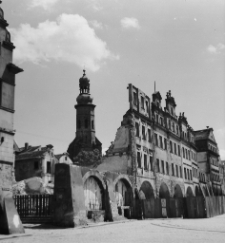 Plac Ratuszowy - ulica Pionier&oacute;w Jeleniej G&oacute;ry [Dokument ikonograficzny]