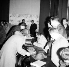 [Spotkanie filatelistów] (fot. 8) [Dokument ikonograficzny]