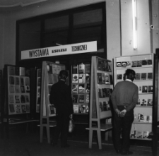 [Jelenia Góra - Księgarnia "Dom Książki" : Wystawa książki technicznej : 5-12 października 1966] (fot. 10) [Dokument życia społecznego]