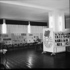 [Jelenia G&oacute;ra - Księgarnia "Dom Książki" : Wystawa wydawnictw sp&oacute;łdzielni wydawniczej "książka i wiedza" : 1964] (fot. 2) [Dokument życia społecznego]