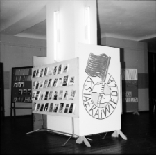 [Jelenia Góra - Księgarnia "Dom Książki" : Wystawa wydawnictw spółdzielni wydawniczej "książka i wiedza" : 1964] (fot. 4) [Dokument życia społecznego]