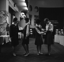 [Jelenia G&oacute;ra - wystawa prac uczni&oacute;w w auli LO] (fot. 6) [Dokument ikonograficzny]