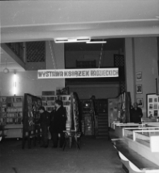 [Jelenia Góra - Księgarnia "Dom Książki" : wystawa książki radzieckiej] (fot. 2) [Dokument życia społecznego]