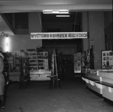 [Jelenia Góra - Księgarnia "Dom Książki" : wystawa książki radzieckiej] (fot. 3) [Dokument życia społecznego]