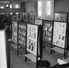 [Jelenia Góra - Księgarnia "Dom Książki" : wystawa książki radzieckiej] (fot. 4) [Dokument życia społecznego]