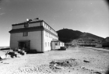 [Dom Śląski i widok na Śnieżkę] (fot. 1) [Dokument ikonograficzny]