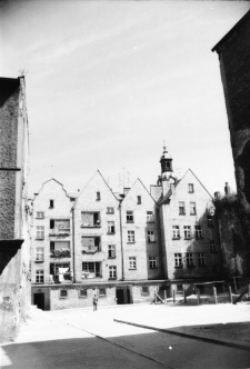 [Podwórze kamieniczek przy Placu Ratuszowym] [Dokument ikonograficzny]