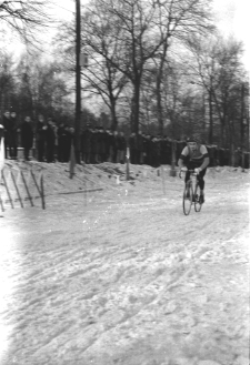 Przełajowe Grand Prix Jeleniej G&oacute;ry o Puchar Przewodniczącego WKKFIT we Wrocławiu i o Puchar Dyrektora OSTIW w Jeleniej G&oacute;rze (fot. 11) [Dokument ikonograficzny]