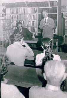 Spotkanie autorskie z Janem Koprowskim w czytelni WBP w Jeleniej G&oacute;rze (fot. 1) [Dokument ikonograficzny]