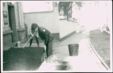 Porządkowanie trawnika przed WBP w Jeleniej Górze (fot. 4) [Dokument ikonograficzny]