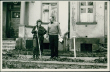 Porządkowanie trawnika przed WBP w Jeleniej G&oacute;rze (fot. 5) [Dokument ikonograficzny]