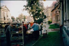 Kiermasz "Książka za Grosik" przed WBP w Jeleniej Górze (fot. 1) [Dokument ikonograficzny]