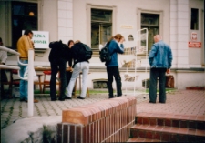 Kiermasz "Książka za Grosik" przed WBP w Jeleniej Górze (fot. 3) [Dokument ikonograficzny]