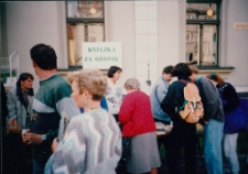 Kiermasz "Książka za Grosik" przed WBP w Jeleniej Górze (fot. 4) [Dokument ikonograficzny]