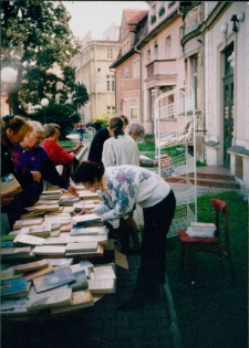 Kiermasz "Książka za Grosik" przed WBP w Jeleniej Górze (fot. 5) [Dokument ikonograficzny]