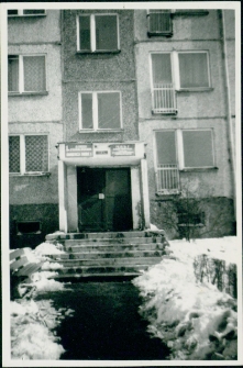 Wejście do Filii nr 7 WBP w Jeleniej G&oacute;rze [Dokument ikonograficzny]