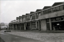 [Zabobrze - pawilon handlowy - ulica Ludomira R&oacute;życkiego] (fot. 1) [Dokument ikonograficzny]