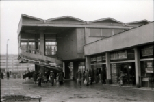 [Zabobrze - pawilon handlowy - ulica Ludomira R&oacute;życkiego] (fot. 2) [Dokument ikonograficzny]