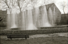 [Jelenia Góra - fontanna przy ulicy Kochanowskiego] (fot. 1) [Dokument ikonograficzny]