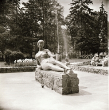 Rzeźba przed pawilonem Edward w Cieplicach [Dokument ikonograficzny]