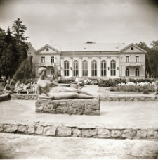 Przed pawilonem Edward w Cieplicach (fot. 2) [Dokument ikonograficzny]