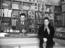 [Sklep Państwowej Centrali Handlowej. Oddział Jelenia Góra. Hurtownia w Szklarskiej Porębie - 1947] (fot. 4) [Dokument ikonograficzny]