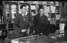 [Sklep Państwowej Centrali Handlowej. Oddział Jelenia Góra. Hurtownia w Szklarskiej Porębie - 1947] (fot. 5) [Dokument ikonograficzny]