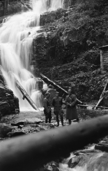 [Szklarska Poręba : żołnierze III Bat. 33 P. p. przy wodospadzie Kamieńczyka] [Dokument ikonograficzny]