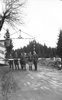 [Porucznik Bogdan Ginter dow. III bat. 33 P. p. na granicy] [Dokument ikonograficzny]