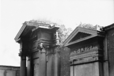 Jelenia Góra : kaplice grobowe przy kościele Podwyższenia Krzyża Świętego (fot. 5) [Dokument ikonograficzny]