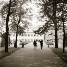 Plac Piastowski w Cieplicach (fot. 6) [Dokument ikonograficzny]