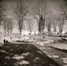 Piechowice : podw&oacute;rko szkolne (fot. 1) [Dokument ikonograficzny]