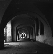 [Jelenia G&oacute;ra - Plac Ratuszowy : podcienie] (fot. 2) [Dokument ikonograficzny]