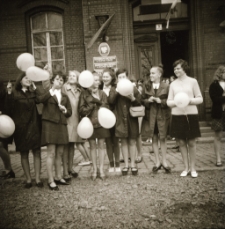 Jelenia Góra : uczniowie przed Technikum Chemicznym (fot.1) [Dokument ikonograficzny]