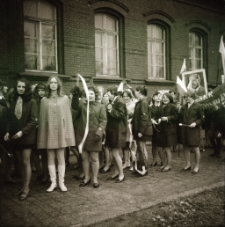 Jelenia G&oacute;ra : uczniowie przed Technikum Chemicznym (fot.3) [Dokument ikonograficzny]