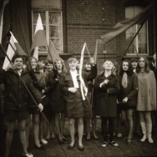 Jelenia G&oacute;ra : uczniowie przed Technikum Chemicznym (fot.4) [Dokument ikonograficzny]