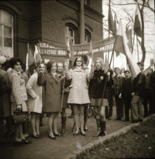 Jelenia G&oacute;ra : uczniowie przed Technikum Chemicznym (fot.6) [Dokument ikonograficzny]