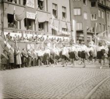 Jelenia Góra : uczniowie na pochodzie pierwszomajwym (fot. 1) [Dokument ikonograficzny]