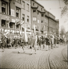 Jelenia Góra : uczniowie na pochodzie pierwszomajwym (fot. 2) [Dokument ikonograficzny]
