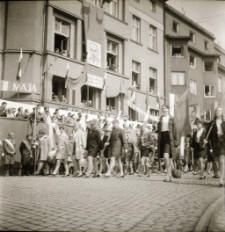 Jelenia Góra : uczniowie na pochodzie pierwszomajwym (fot. 3) [Dokument ikonograficzny]