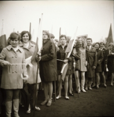 Jelenia G&oacute;ra : uczniowie na pochodzie pierwszomajwym (fot. 4) [Dokument ikonograficzny]